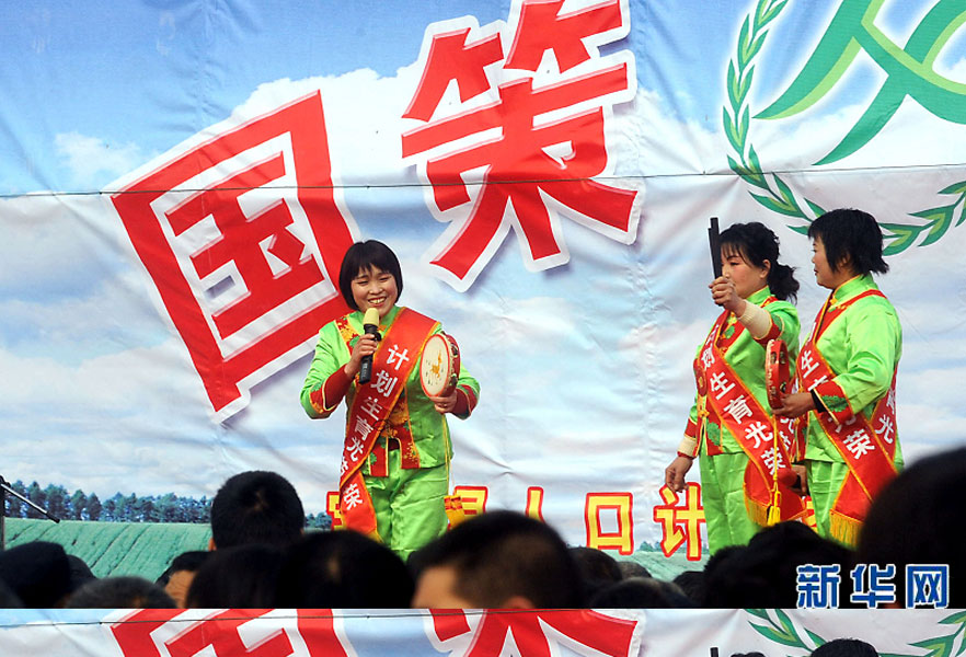 說(shuō)唱演員在河南省寶豐縣街頭宣傳計(jì)劃生育政策（2008年2月19日攝）。