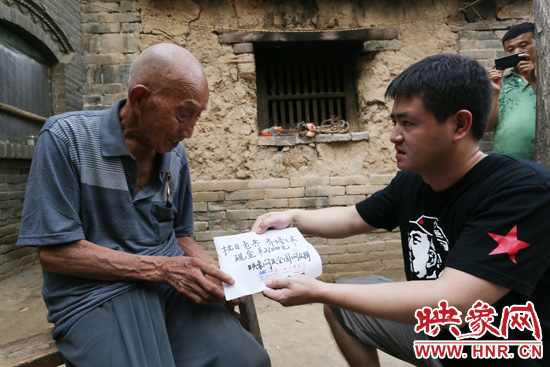 映象網(wǎng)記者親手將網(wǎng)友捐款交到老人手中。