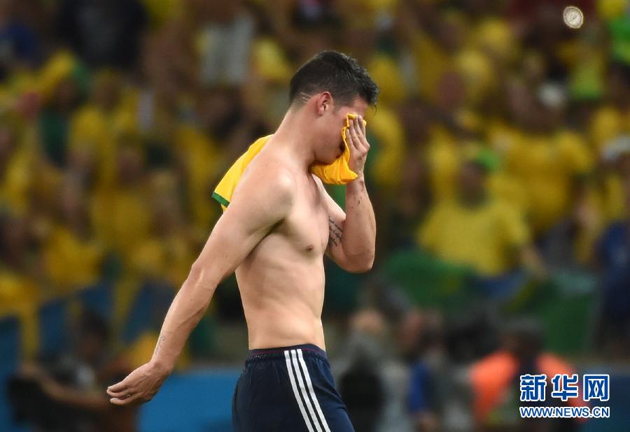 7月4日，哥倫比亞隊球員羅德里格斯退場時掩面而泣。