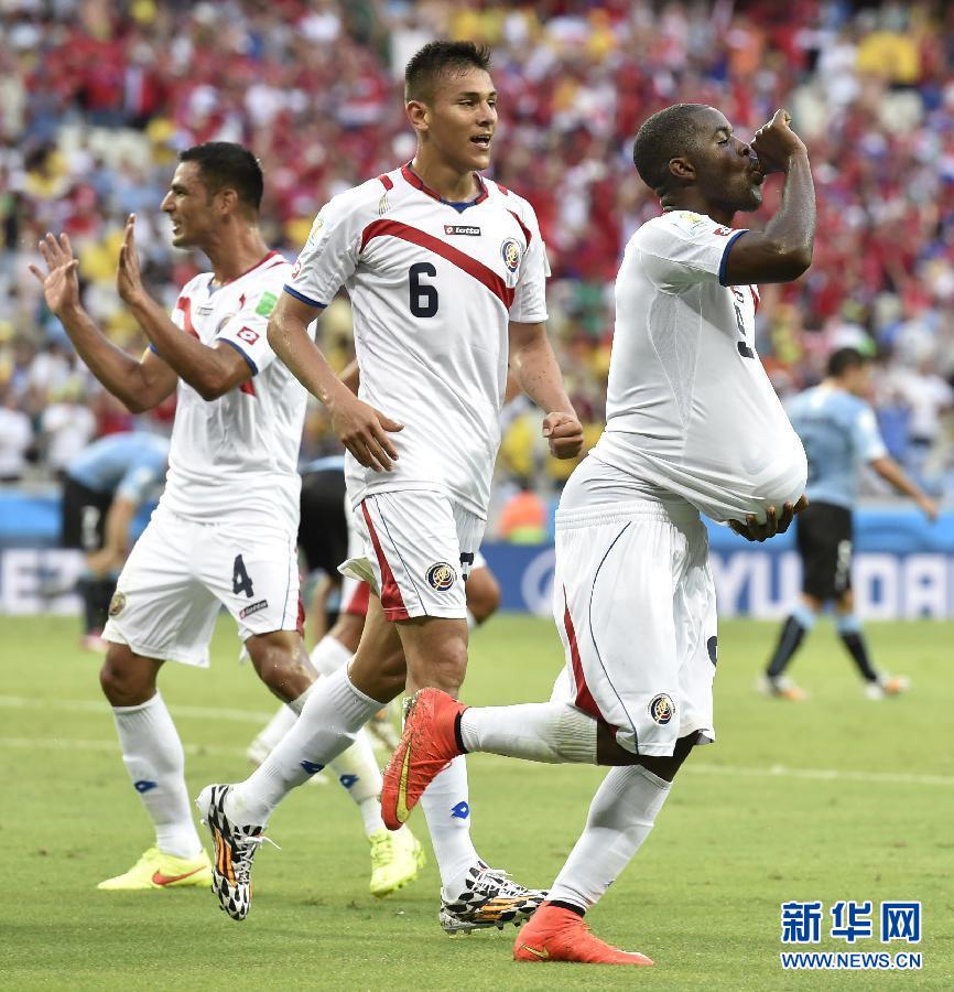 6月14日，哥斯達黎加隊球員喬·坎貝爾（右一）進球后將足球塞進衣服內(nèi)慶祝。