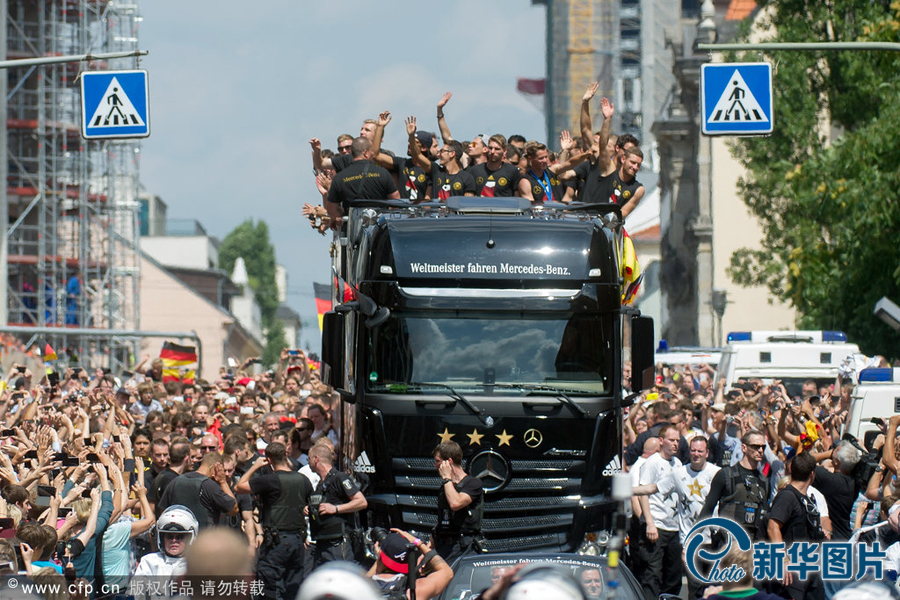 當(dāng)?shù)貢r(shí)間2014年7月15日，德國柏林，德國隊(duì)歸國舉行奪冠巡游。