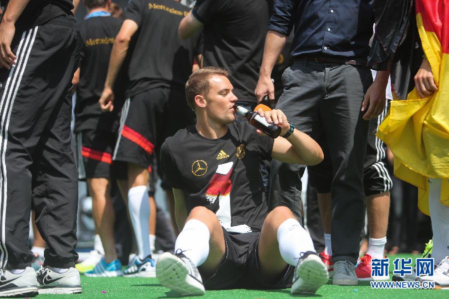 當(dāng)?shù)貢r(shí)間2014年7月15日，德國柏林，德國隊(duì)歸國舉行奪冠巡游