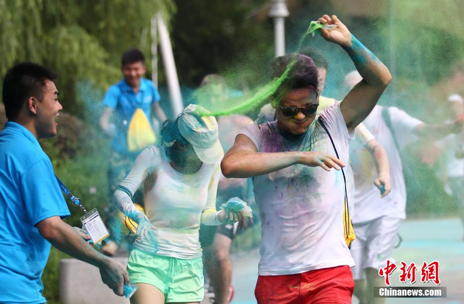 7月19日,參加彩虹跑的年輕人沖向終點后合影。