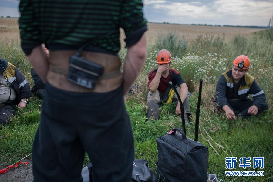 7月19日,在烏克蘭頓涅茨克州馬航MH17航班的墜毀現(xiàn)場(chǎng)附近,幾名礦工志愿者在休息。