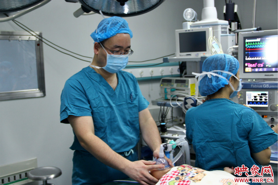 上午8點10分，小龍接受全身麻醉。