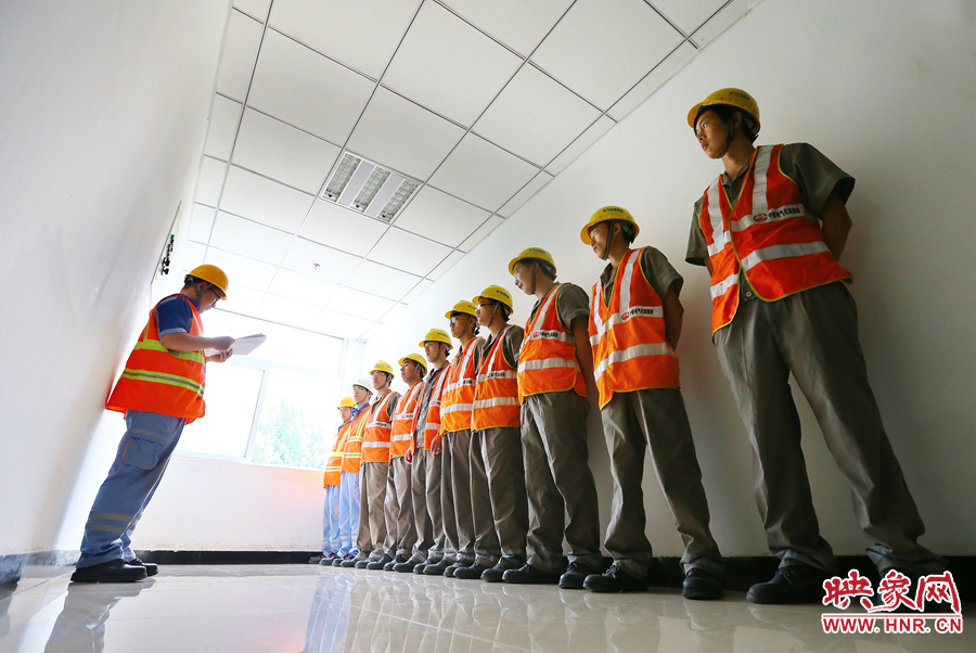 檢修前，班長(zhǎng)需要向大家提醒工作要點(diǎn)和安全事項(xiàng)