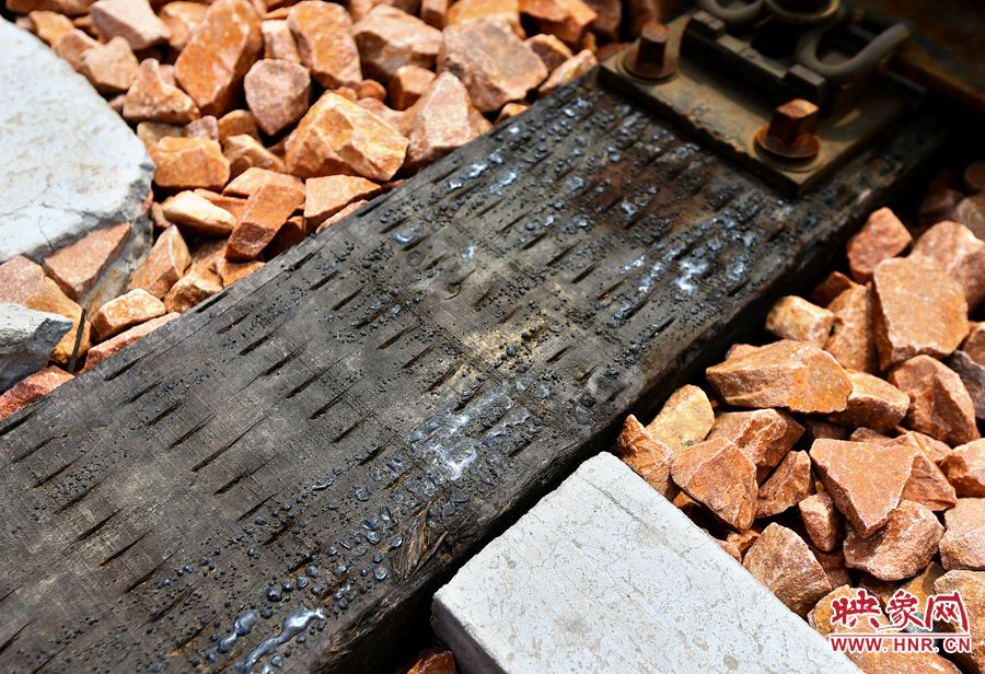 烈日的烘烤下，枕木上的瀝青已經(jīng)被曬化