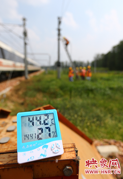 剛開始工作20分鐘，戶外溫度已經(jīng)達(dá)到44.2℃