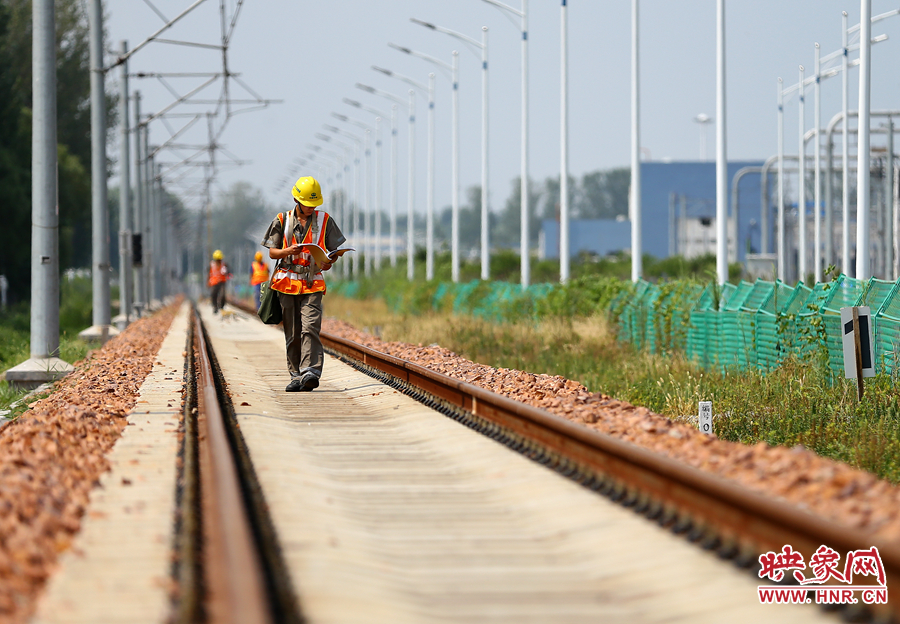 在前往下個(gè)檢修點(diǎn)的路上，還不忘查看工作單