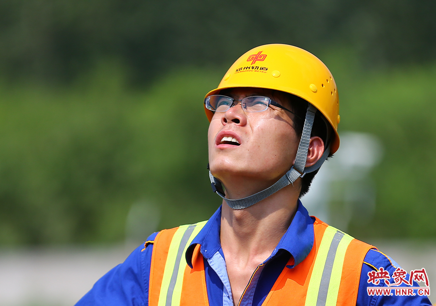 在直射的陽(yáng)光下，工作人員只能瞇著眼睛觀察施工情況