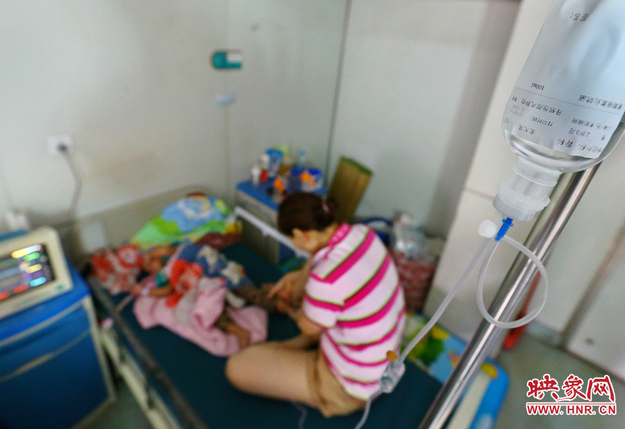 早上7點左右，醫(yī)生為大龍輸液做術(shù)前準備