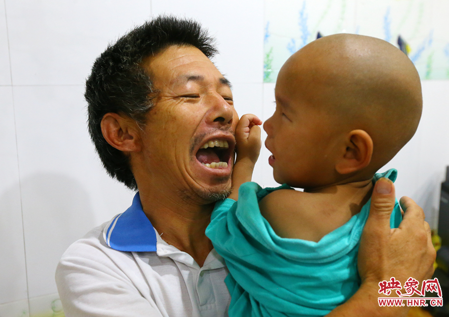 麻醉前，爺爺努力逗著大龍笑，他希望孩子能暫時忘記傷病帶來的疼痛