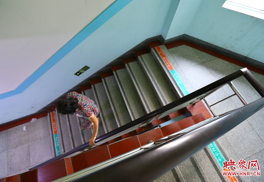 當看到孫子進入手術(shù)室后，大龍的奶奶含著淚離開