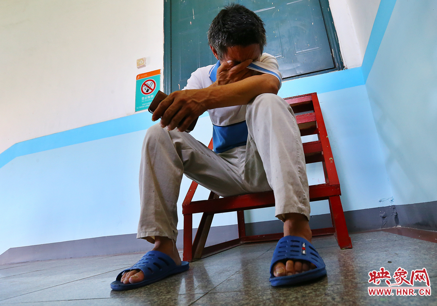 爺爺通過電話告知守護小龍的奶奶，大龍手術(shù)成功后喜極而泣