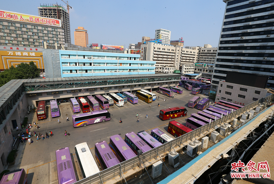 不大的停車場內(nèi)，每天都有上千輛長途車需要調(diào)度員指揮協(xié)調(diào)