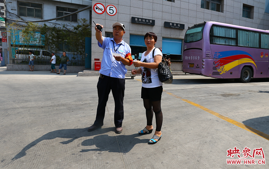 調(diào)度員不僅要保證車輛安全通暢，還肩負(fù)著疏導(dǎo)旅客的工作