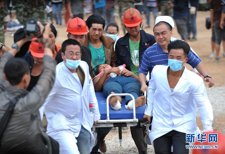 8月5日，在魯?shù)榭h龍頭山鎮(zhèn)，醫(yī)護(hù)人員準(zhǔn)備將傷員轉(zhuǎn)運(yùn)到直升機(jī)。