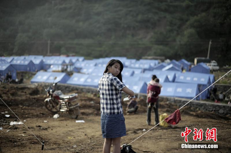 云南昭通龍頭山鎮(zhèn)受災(zāi)群眾安置點(diǎn)，上千災(zāi)民被安置在此，開始新的生活。