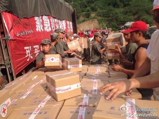 第14集團(tuán)軍官兵協(xié)助阿迪力將1100余箱切糕從貨車上卸下。