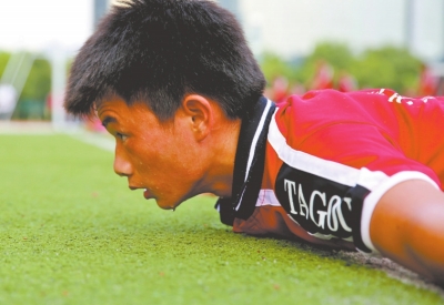 　南京天氣炎熱，地表溫度有時達到40℃以上，烈日下孩子們的衣服濕了又干、干了又濕。