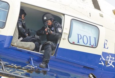 遇緊急情況，機(jī)載狙擊手可實(shí)施對(duì)地打擊。