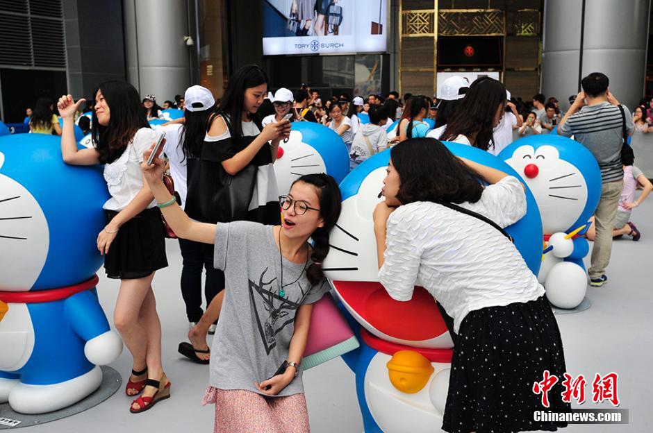 圖為成都民眾與哆啦A夢(mèng)合影留念。