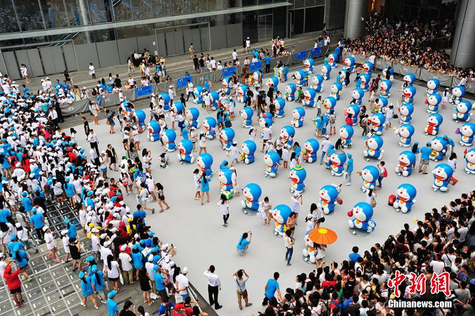圖為成都民眾狂熱追捧哆啦A夢(mèng)。