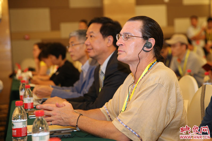 身著特色服飾的外國(guó)嘉賓。