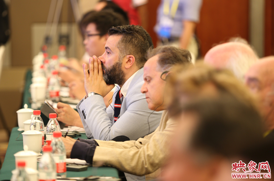 認(rèn)真聽(tīng)講的外國(guó)嘉賓。