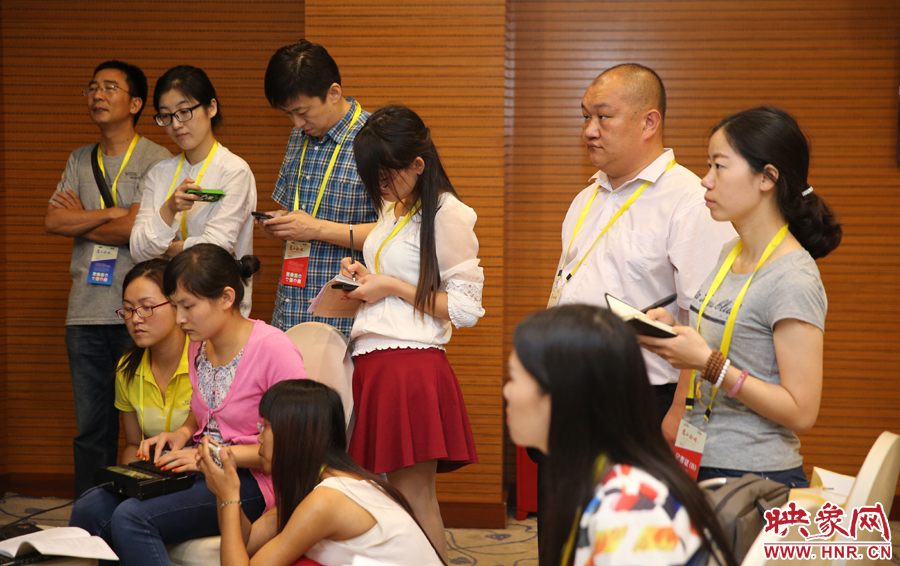  媒體記者集中采訪(fǎng)專(zhuān)家學(xué)者。