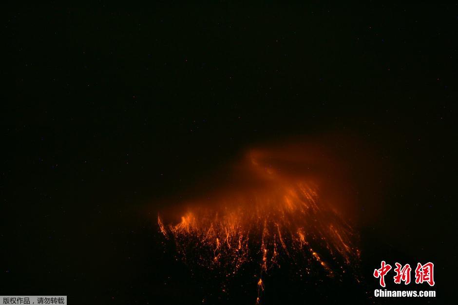 當(dāng)?shù)貢r間8月24日，厄瓜多爾通古拉瓦火山噴發(fā)，熔巖噴出宛如末世。