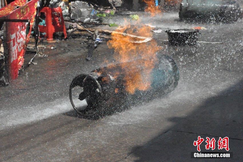 浙江溫州飯攤起火 消防員搶“定時炸彈” 浙江溫州飯攤起火 消防員搶“定時炸彈”