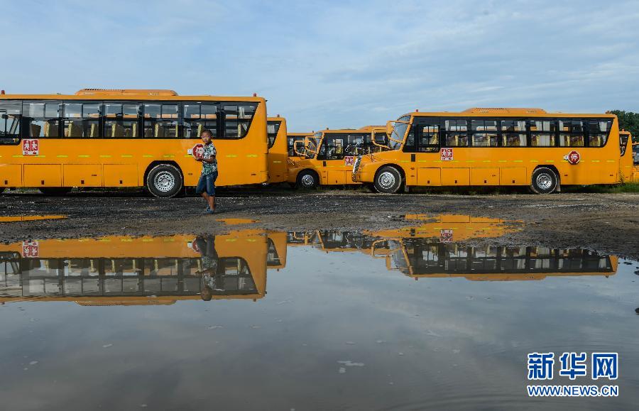 8月29日，溫嶺市城西街道芷勝莊村一名小男孩從閑置的校車(chē)邊走過(guò)。