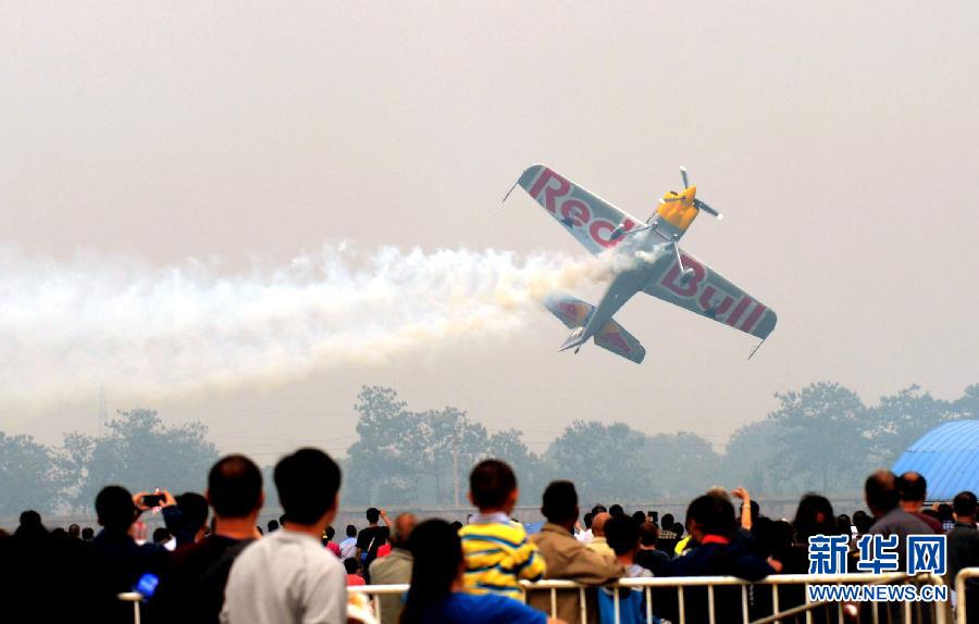 　9月13日，特技隊員在進行空中飛行表演。