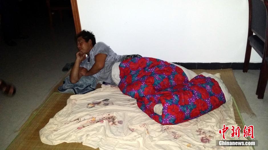 9月22日晚，在象山高塘島鄉(xiāng)的烏巖頭村的農(nóng)民安置點里，70多名外來務工人員正在休息。