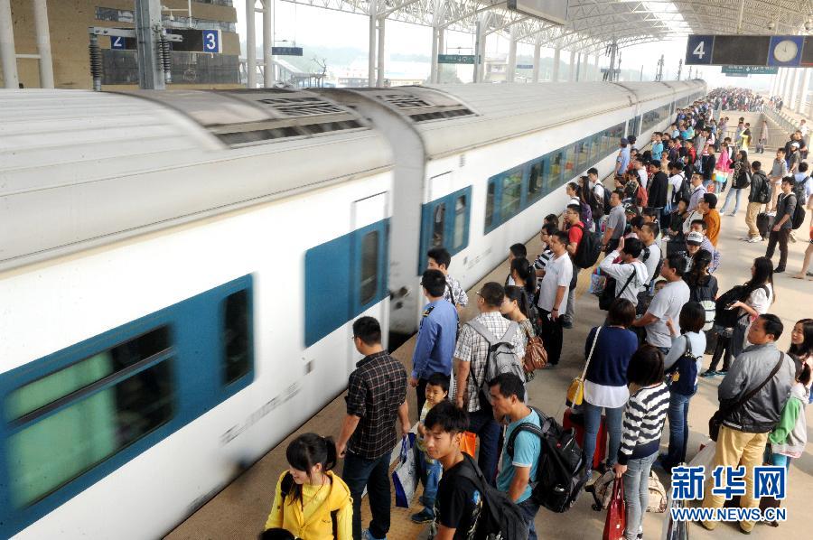 10月6日，在安徽銅陵火車站，大批旅客在站臺(tái)上等候乘車。