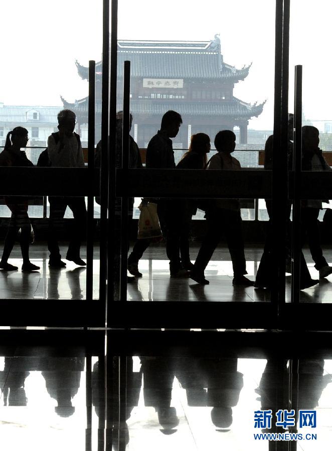 10月6日，旅客排隊(duì)進(jìn)入蘇州火車站二樓候車大廳。