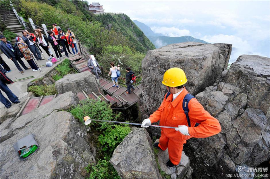 彭文才在撿拾垃圾。