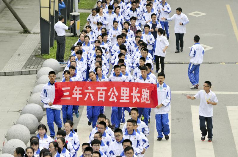 10月14日，成都七中萬達(dá)學(xué)校實(shí)行三年跑六百公里才能畢業(yè)，現(xiàn)場學(xué)生開始長跑。