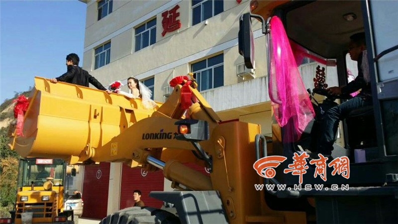陜西小伙開8臺(tái)裝載機(jī)接新娘。