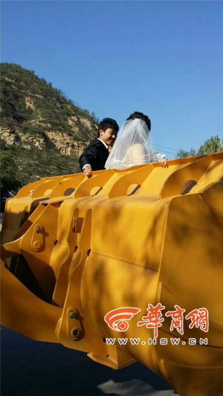 陜西小伙開8臺(tái)裝載機(jī)接新娘。