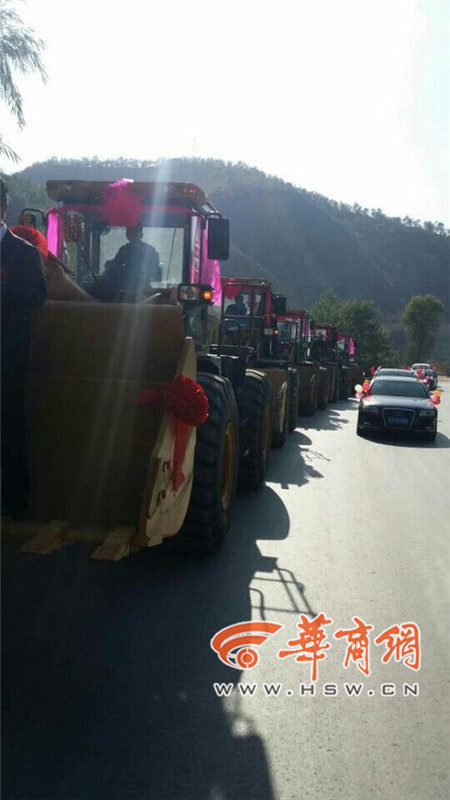 陜西小伙開8臺(tái)裝載機(jī)接新娘。