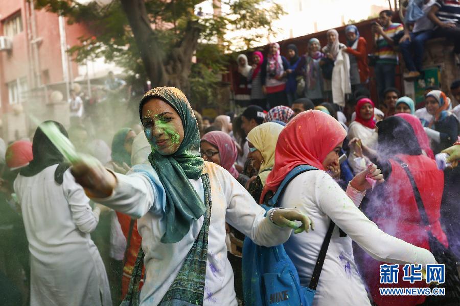 10月16日，在埃及首都開羅，一名女青年在“彩色跑”活動中拋撒彩色粉末。