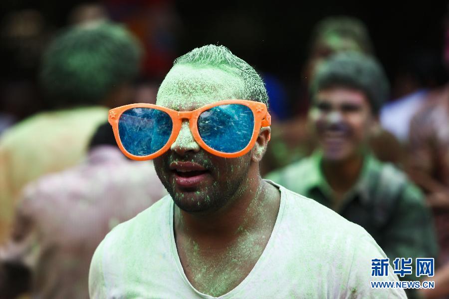 10月16日，在埃及首都開羅，一名男青年在“彩色跑”活動中奔跑。