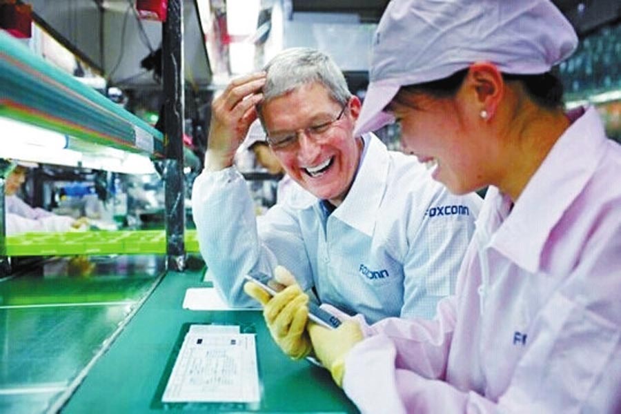 圖為蒂姆·庫克和一名女工在熱烈地交談。