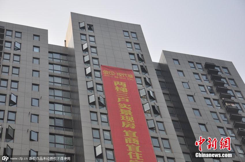 鄭州又現(xiàn)奇葩建筑 大門(mén)酷似“大褲衩”