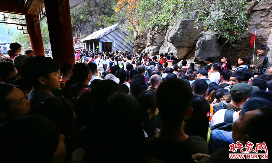 不到百米的碼頭上，等待上船的幾百名游客擁擠在一起