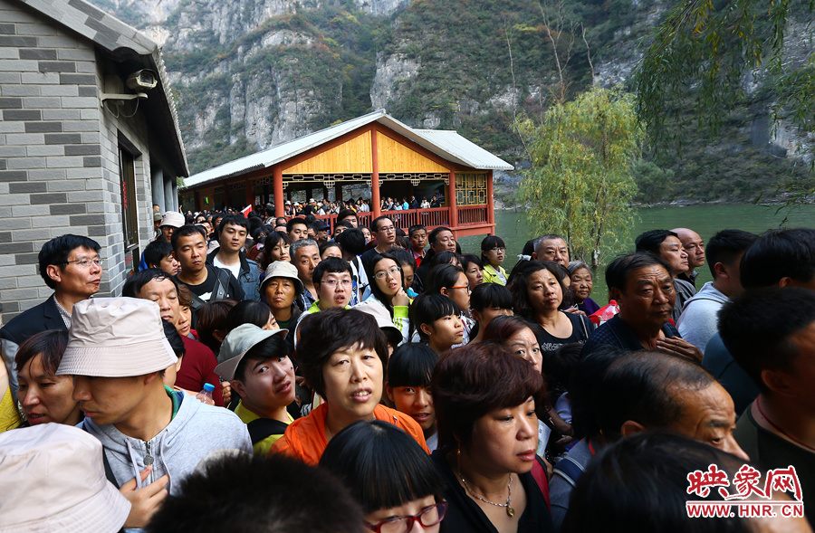 等待上船的碼頭上，游人擁擠不動(dòng)