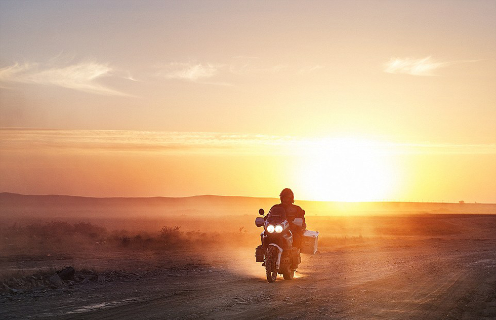 彼得·格里明科在哈薩克斯坦公路上騎行。（網(wǎng)頁(yè)截圖）