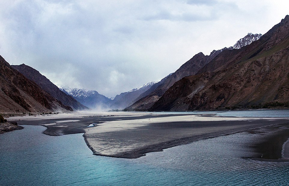 夫婦倆穿越東歐到達(dá)亞洲，沿途拍攝到許多美景。